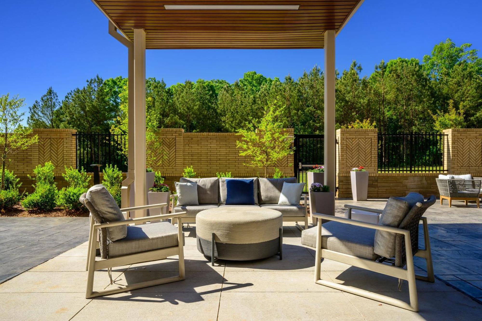 Courtyard By Marriott Raleigh Cary Crossroads Hotell Exteriör bild